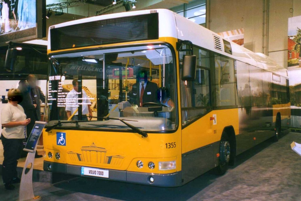 BVG 1355, ein Volvo 7000, aufgenommen auf der IAA 2000 in Frankfurt.