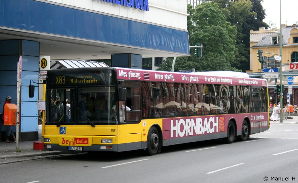 BVG 1591 (B V 1591) am 9.8.2010 in Berlin Steglitz,
Der Bus wirbt fr Hornbach.