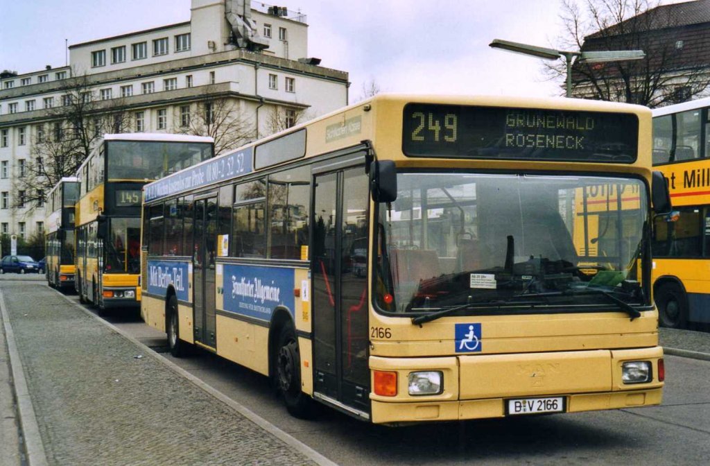 BVG 2166, ein MAN NL202, aufgenommen im April 2002 am Abstellplatz Hertzallee in Berlin.