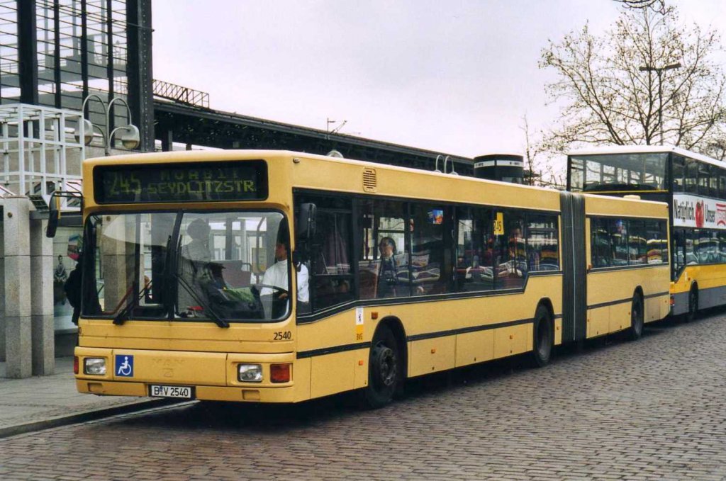 BVG 2540, ein MAN NG272, aufgenommen im April 2002 am Bahnhof Zoo in Berlin.