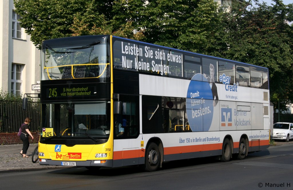 BVG 3158 (B V 3158) wirbt fr die Berliner Volksbank.
Berlin Zoo Bahnhof, 9.8.2010.