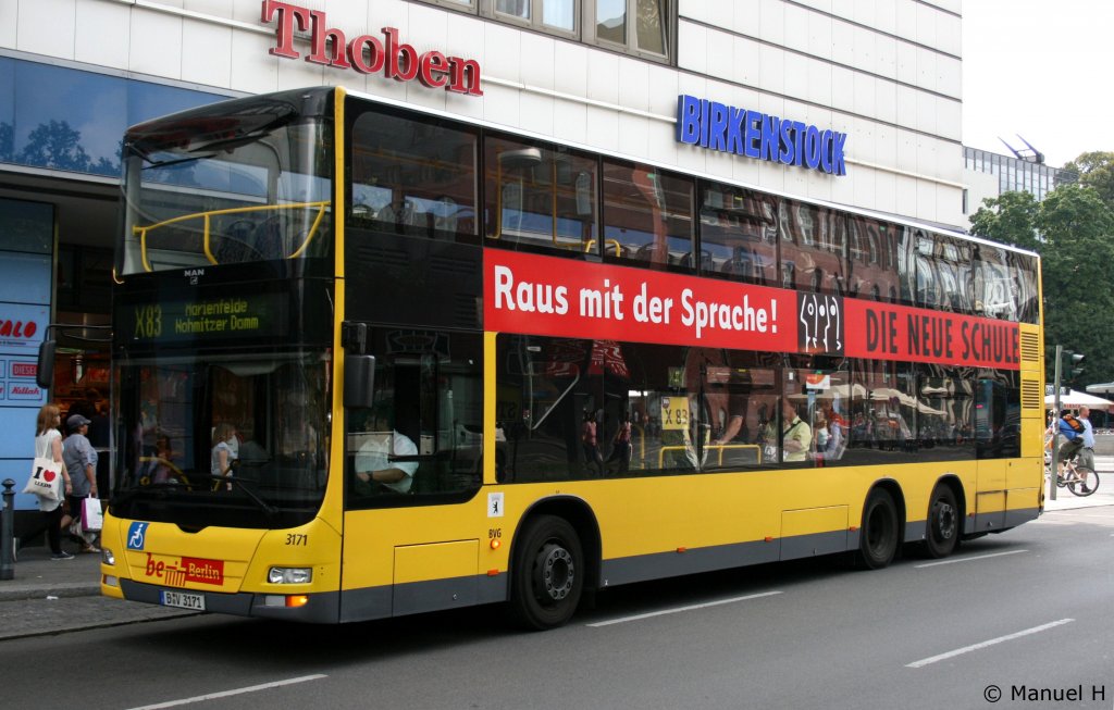 BVG 3171 (B V 3171) fhrt mit Werbung fr ,Die neue Schule,.
Berlin Steglitz, 9.8.2010.