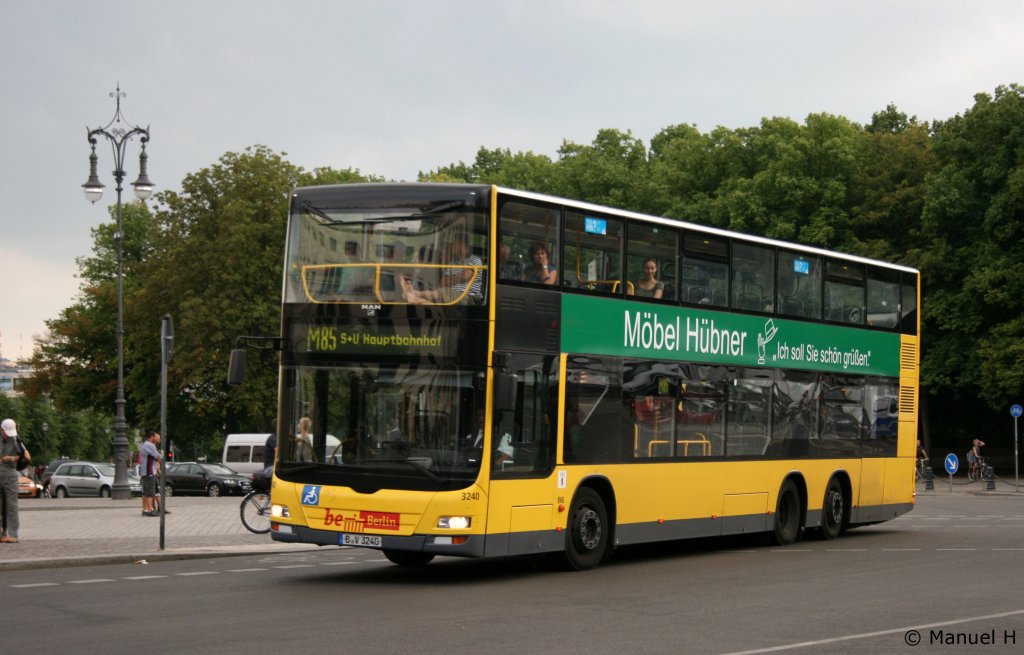 BVG 3240 (B V 3240) aufgenommen am 9.8.2010 vor dem Brandenburger Tor.