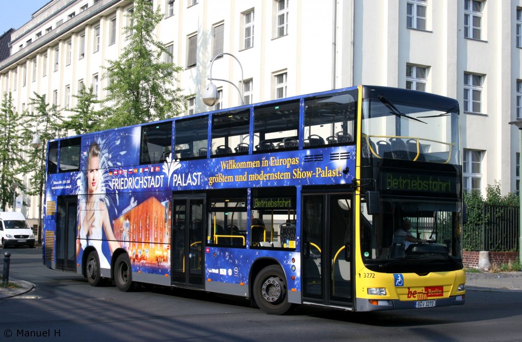 BVG 3272 (B V 3272).
Der Bus macht Werbung fr den Friedrichstadt Palast.
Berlin Zoo Bahnhof, 9.8.2010.
