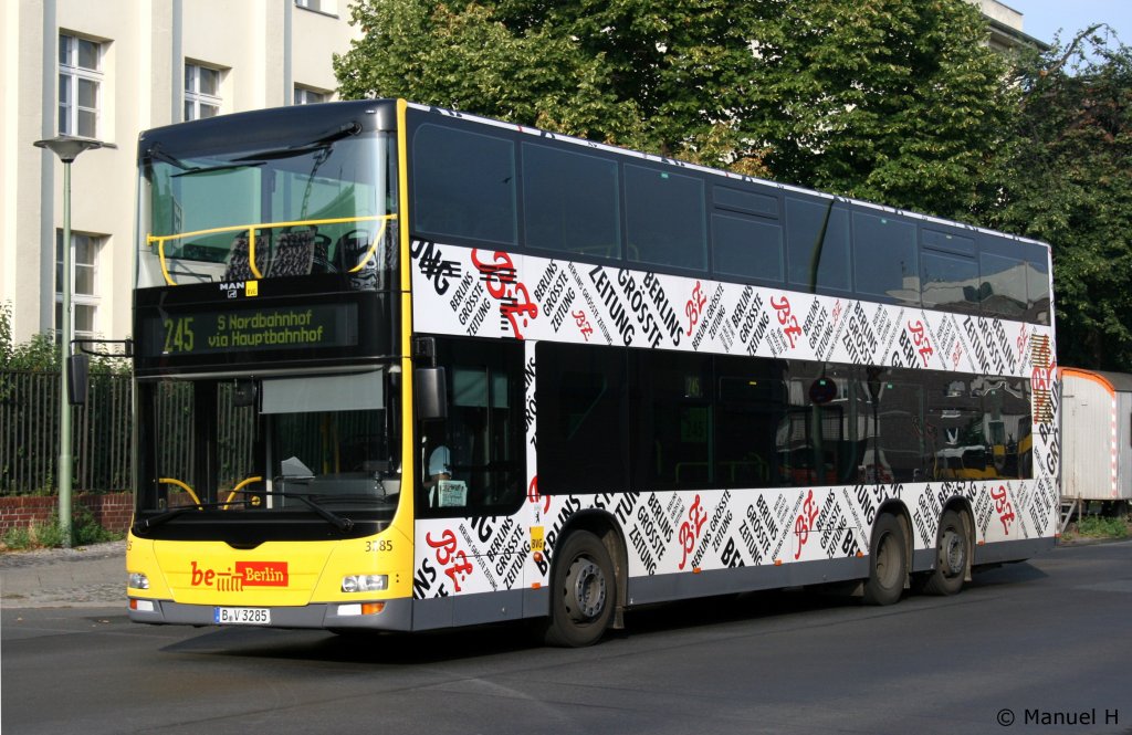 BVG 3285 (B V 3285) ist mit Werbung fr die Berliner Zeitung unterwegs.
Berlin Zoo Bahnhof, 9.8.2010.