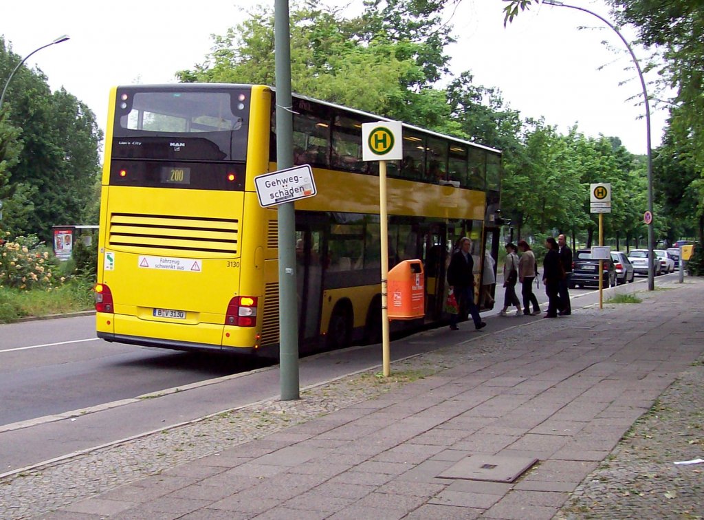 BVG, Bus Nr. 3130, Linie 200, Haltestelle Danziger Strae/Kniprodestrae
(12.06.2010)