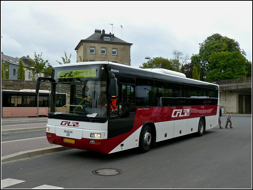 CFL 42 (ZN 6611) Am 25.04.2009 wartete dieser Bus am Bahnhof von Bettembourg auf seinen nchsten Einsatz.