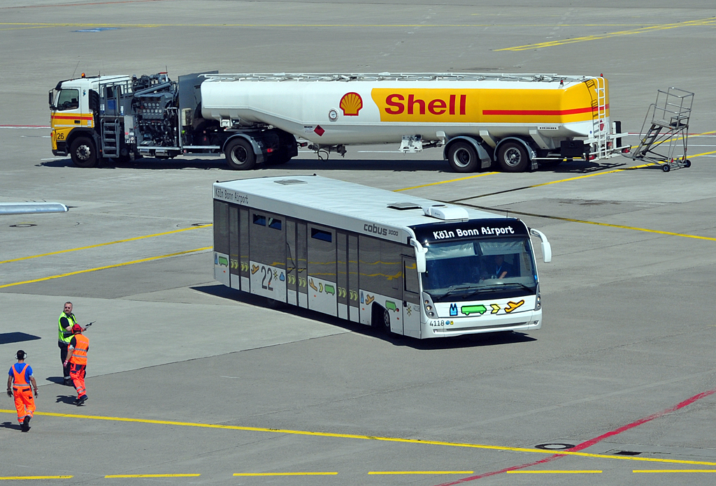 Cobus 3000 und Flugfeldtankwagen auf dem Vorfeld Flughafen Kln-Bonn - 12.08.2012