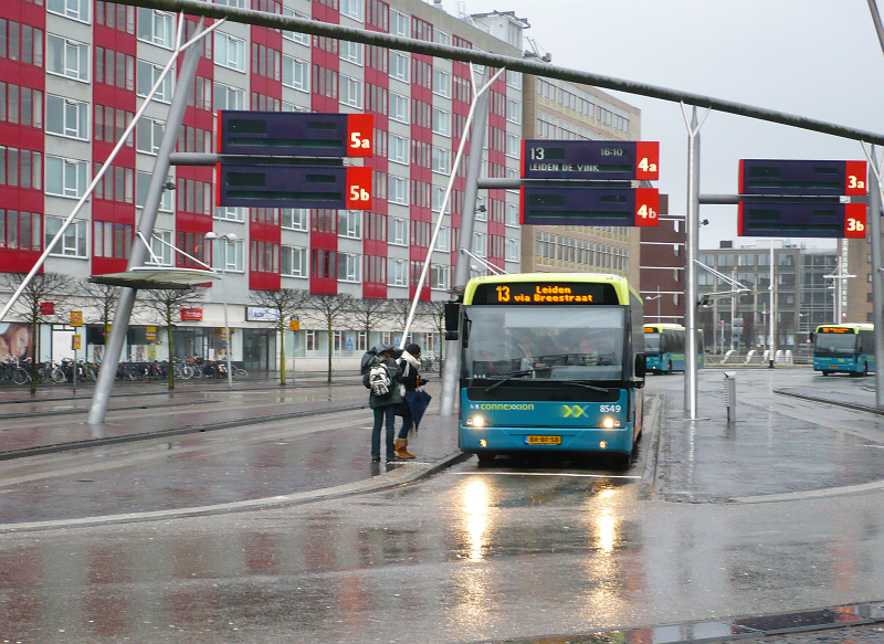 Connexxion Bus 8549 Busbahnhof Leiden Centraal Station, 27-02-2011.