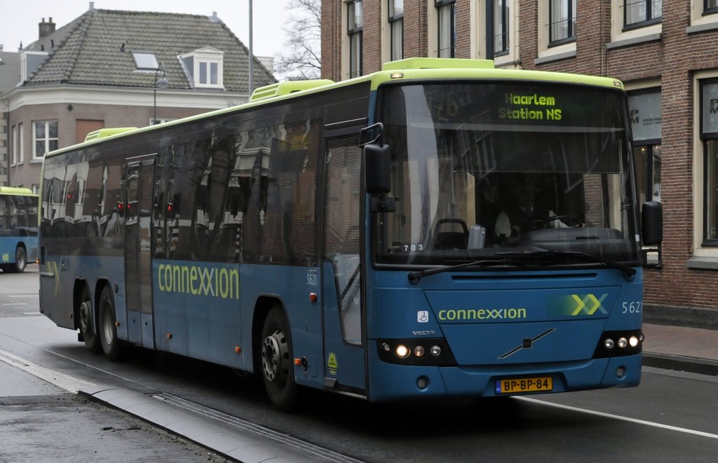 Connexxion Doppel Axle 5627 mit linie 176 nach Haarlem NS am 24.02 2011. 