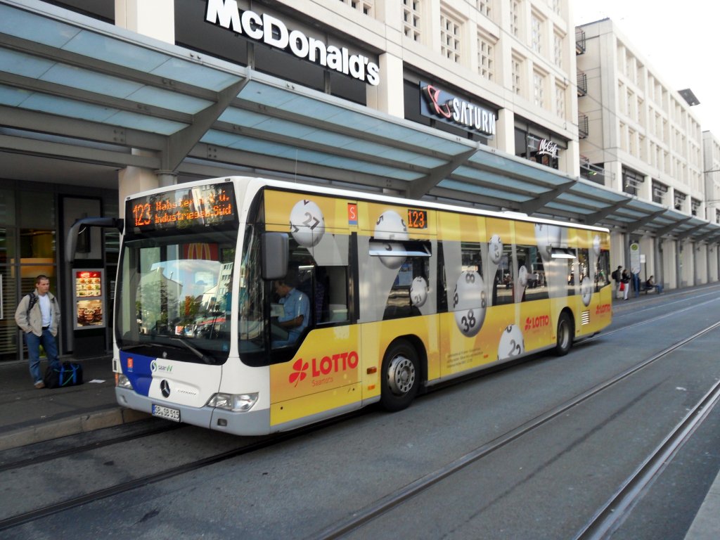 Das Bild zeigt einen Citaro Bus von Saarbahn und Bus. Die Aufnahme habe ich im August 2011 am Saarbrcker Hauptbahnhof gemacht.Der Bus hat eine neue Werbung erhalten.