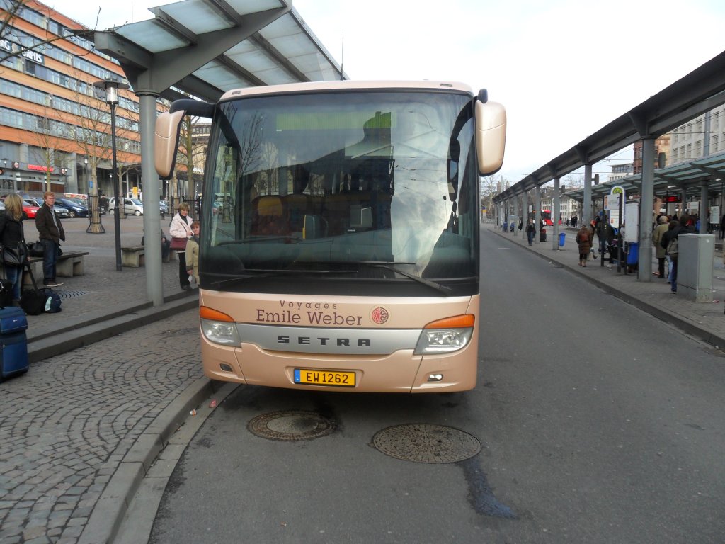 Das Bild zeigt einen Setra Reisebus der Firma Emile Weber aus Luxenburg.Aufgenommen habe ich das Foto am 13.03.2011 in Saarbrcken am Hauptbahnhof.