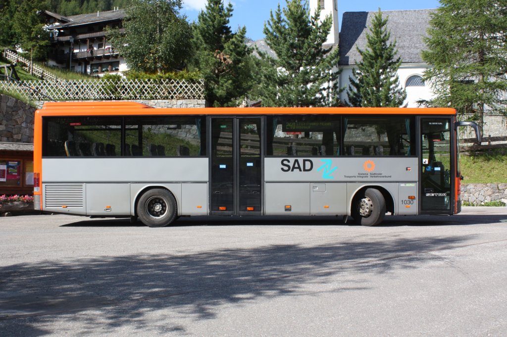 Das ist ein Setra S 313 UL des Sdtiroler Verkehrsverbundes. Der Bus ist mit einem Automatikgetriebe und Reisebestuhlung ausgestattet. Aufgenommen am 2.7.2011 in an der Enhaltestelle in Pfelders/Sdtirol, wo wir auf die Abfahrt des Busses warteten.