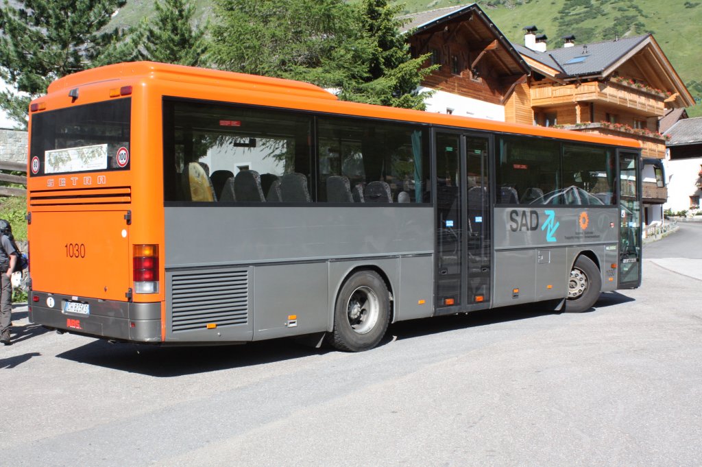 Das ist ein Setra S 313 UL des Sdtiroler Verkehrsverbundes. Der Bus ist mit einem Automatikgetriebe und Reisebestuhlung ausgestattet. Aufgenommen am 2.7.2011 an der Enhaltestelle in Pfelders/Sdtirol, wo wir auf die Abfahrt des Busses warteten.