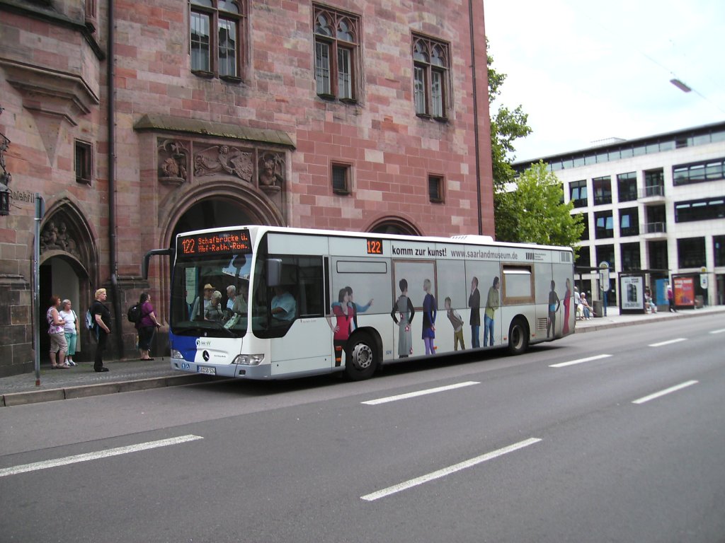 Das Foto zeigt einen Citaro Bus an der Haltestelle Rathaus St.Johann in Saarbrcken. Die Aufnahme des Foto war am 22.07.2010.