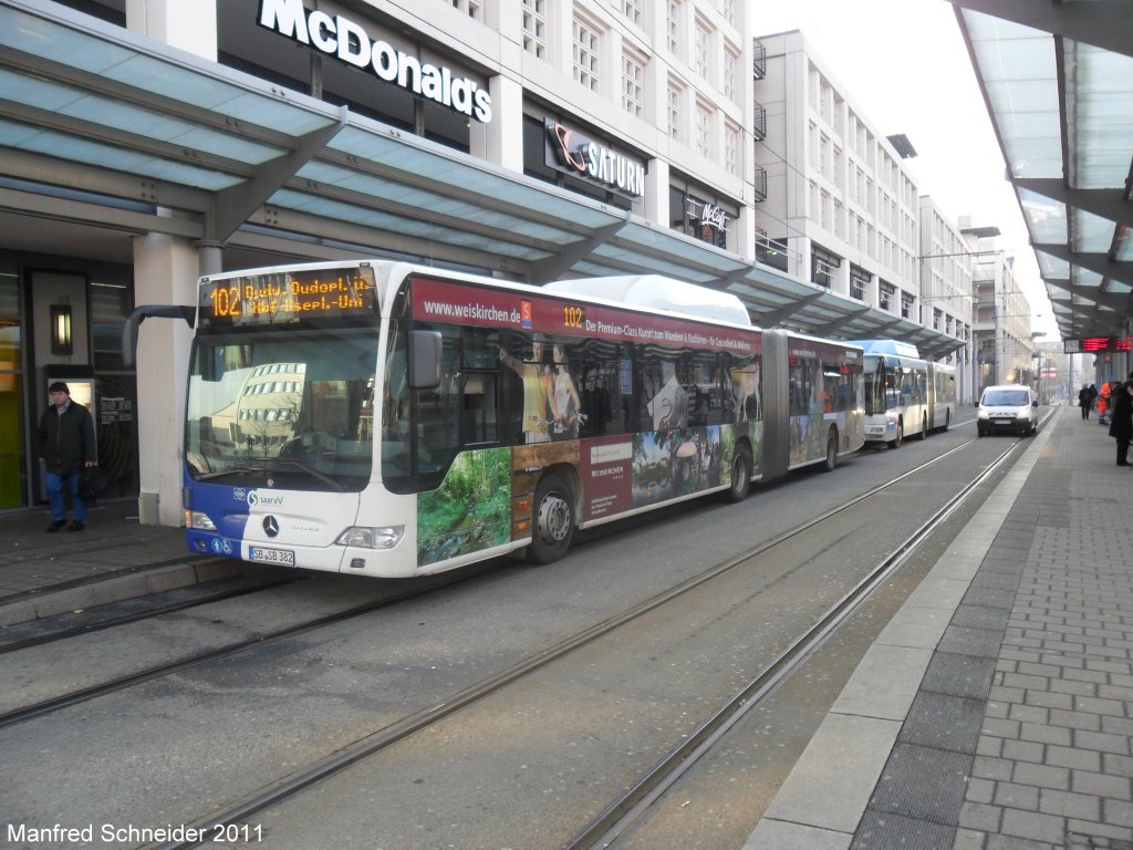 Das Foto zeigt einen Citaro Bus ( Gelenkbus) von Saarbahn und Bus. Die Aufnahme habe ich im Februar 2011 in Saarbrcken an der Haltestelle Hauptbahnhof gemacht.