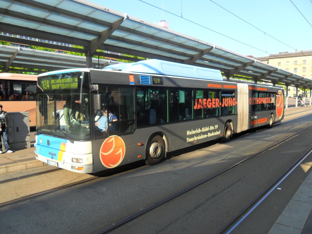 Das Foto zeigt einen MAN Gelenkbus mit neuer Werbung.Das Bild habe ich am 18.04.2011 in Saarbrcken gemacht.
