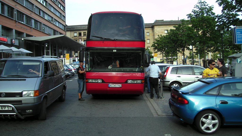 Das Foto zeigt einen Neoplan Reisebus in Saarbrcken am Hauptbahnhof. Die Aufnahme des Foto war am 09.07.2010.