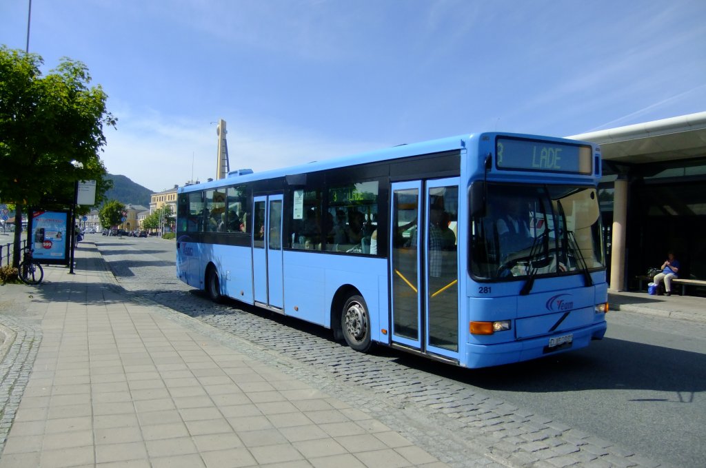 Das Stadtbusnetz von Trondheim wird von  Team  gefahren, zum Einsatz kommen auch ltere Volvo-Stadtbusse mit Vest-Aufbau. Aufnahme am 2.7.2010 am Bahnhof Trondheim.