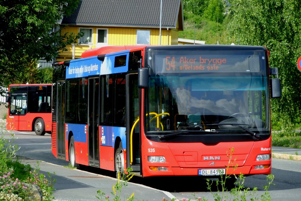 Das System von Oslo beruht nicht auf einem Hauptknoten, sondern auf verschiedenen kleinen Knoten, auch in den Aussenquartieren. Ein solcher Knoten ist der Bahnhof Kielss, wo verschiedene 50er-Linien zusammenkommen und Bahnanschluss ins Zentrum besteht. Die Szene wird dominiert von MAN Lion's City-Standardwagen wie Wagen 535 am 5.7.2010 auf der Linie 54. 