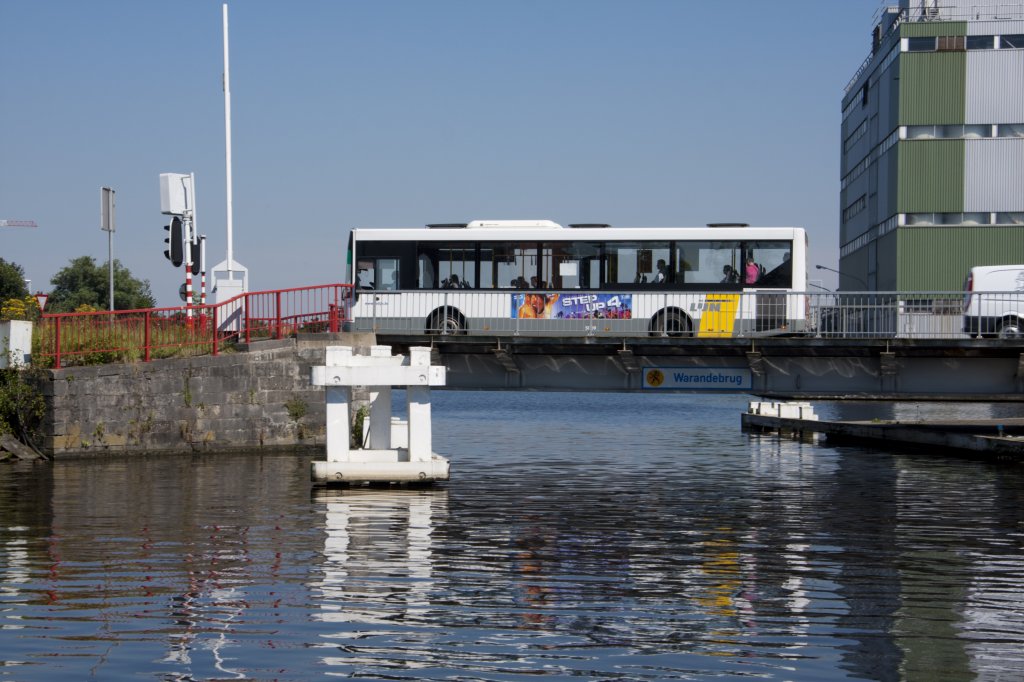 DE LIJN-Volvo fährt über die Warandebrugg in Brügge am 22.7.12.
