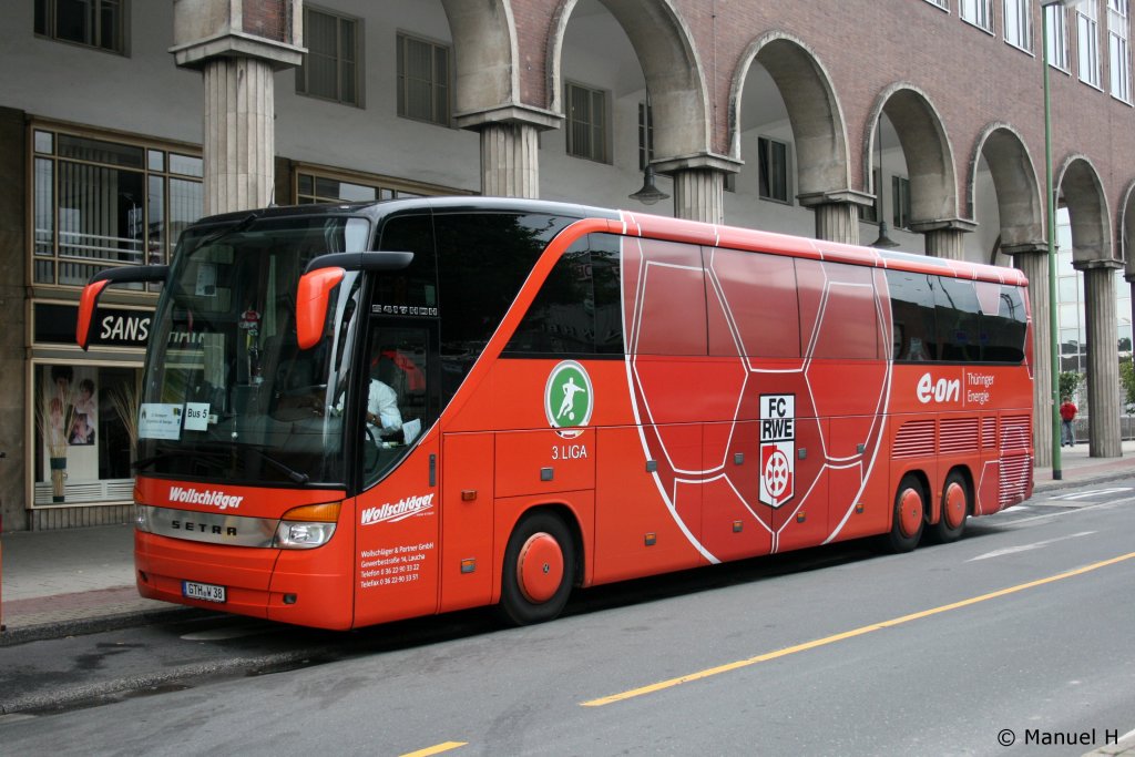 Den Mannschaftbus des Fuballvereins Rot Wei Erfurt konnte ich am HBF Essen aufnehmen.
Der Bus gehrt der Firma Wollschlger.
Essen HBF, 2.8.2010.