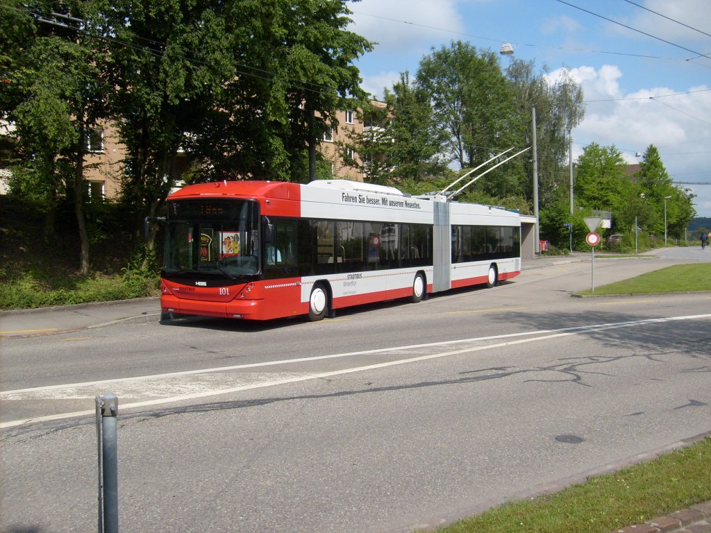 Der 101-er beim Verlassen des Endpunktes auf der Linie 1 in Oberwinterthur. Ebenfalls mit der Nr. 101 fuhr schon 1958 der erste  FBW -Gelenktrolleybus in Winterthur.