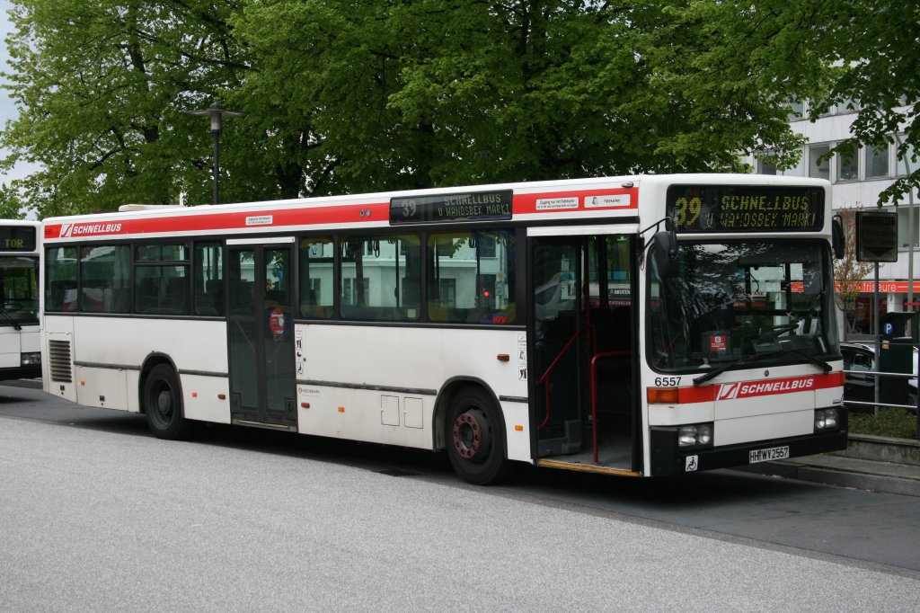 Der 1994 zur HHA gekommene MB O405N1 mit der Nummer 6557 am 14.Mai 2010 auf der Linie 39 in Wandsbek Markt
