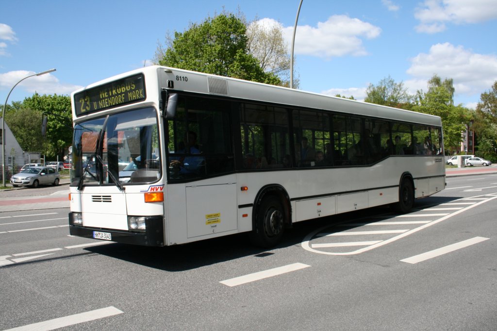 Der 1997 an Jasper gelieferte MB O405N2 mit der Nummer 8110 am 5.Mai 2010 auf der Linie 23 beider Einfahrt in die Busanlage Barmbek