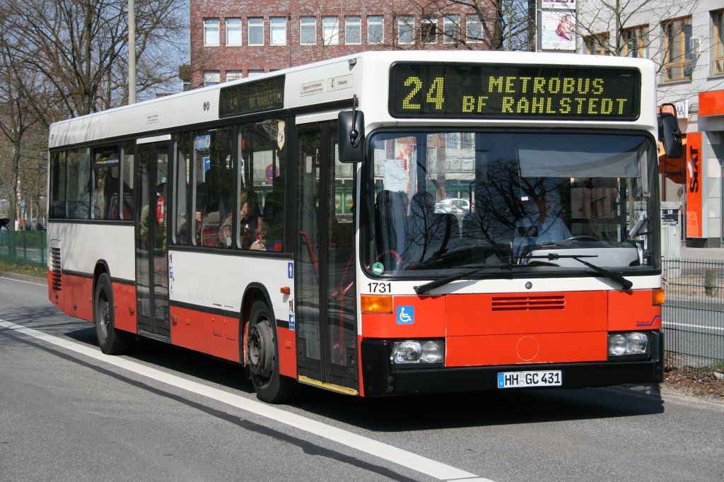Der 1997 gebaute MB O405N2 der HHA mit der Nummer 1731 am 14.April 2010 auf der Linie 24 in Richtung Rahlstedt in S Poppenbttel.
