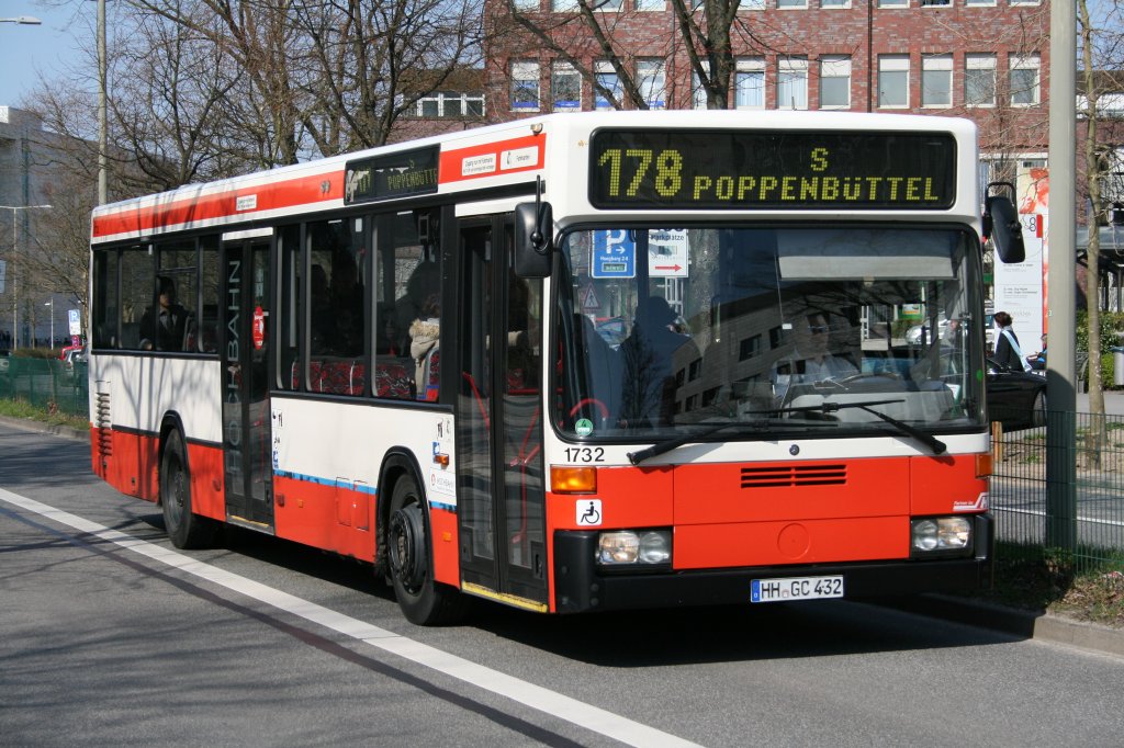 Der 1997 gebaute MB O405N2 der HHA mit der Nummer 1732 am 14.April 2010 auf der Linie 178 in S Poppenbttel.