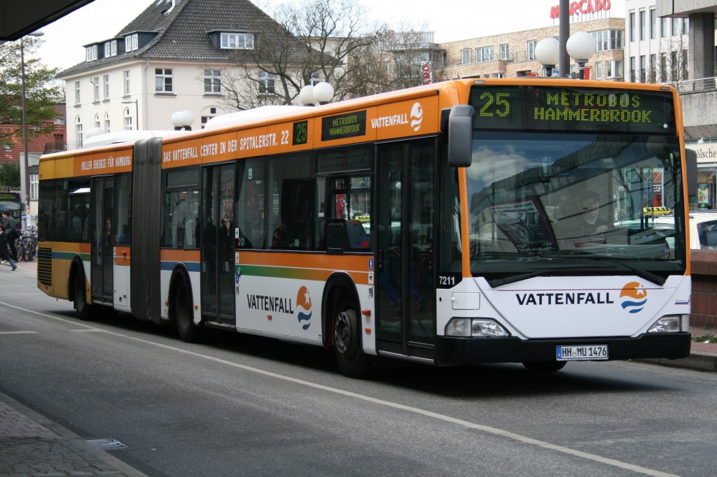 Der 2002 gebaute HHA Gelenkbus mit der Nummer 7211 am 15.April 2010 auf der Linie 25 am Bf.Altona.