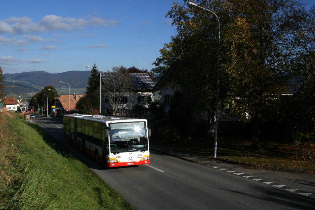 Der 2004 nachgelieferte Wagen 228 war am 21.10.2010 auf der Nebenlinie nach Coffrane und Hauts-Geneveys im Einsatz. Die Aufnahme entstand am oberen Dorfrand von Fontainemelon, der Bus ist unterwegs mit dem Schlerzusatzkurs 15:58 ab Cernier Richtung Les Hauts-Geneveys. 