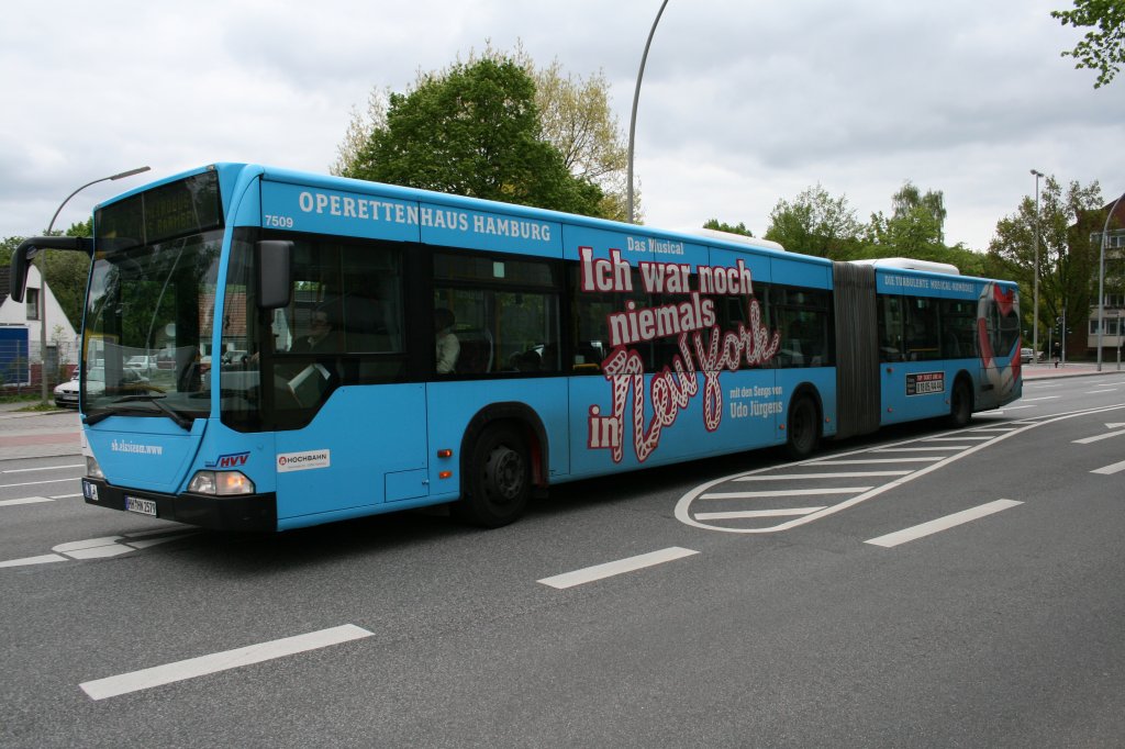 Der 2005 an die HHA gelieferte Gelenkbus mit der Nummer 7509 am 14.Mai 2010 auf der Linie 7 in Barmbek