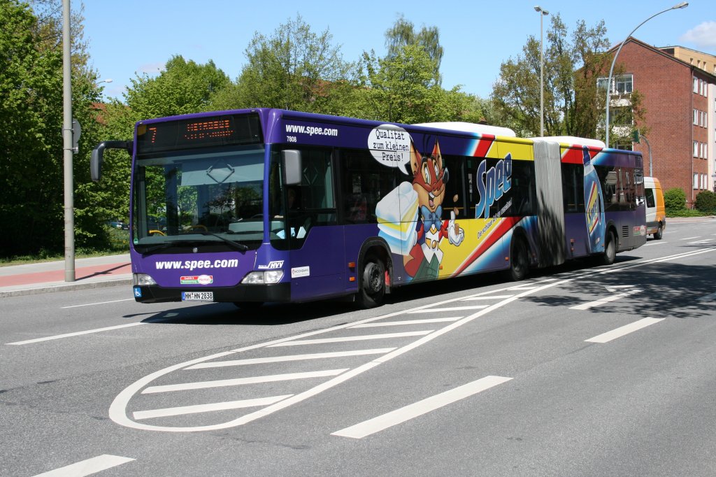 Der 2008 an die HHA gelieferte MB O530G(Facelift) mit werbung fr SPEE am 5.Mai 2010 bei der Einfahrt in die Busanlage Barmbek