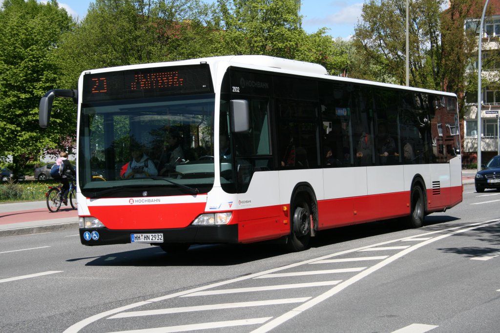 Der 2009 fr die HHA gebaute Stadtbus vom Typ Citaro(Facelift) mit der Numer 2932 am 5.Mai 2010 auf der Metrobuslinie 23 in Richtung Billstedt. Aufgenommen in Barmbek.