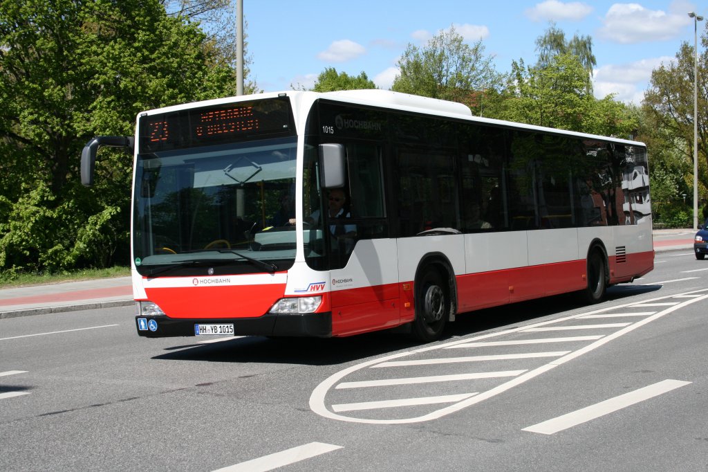 Der 2010 an die HHA gelieferte Citaro(Facelift) mit der Nummer 1015 am 5.Mai 2010 auf der Linie 23 bei der Einfahrt in die Busanlage Barmbek

