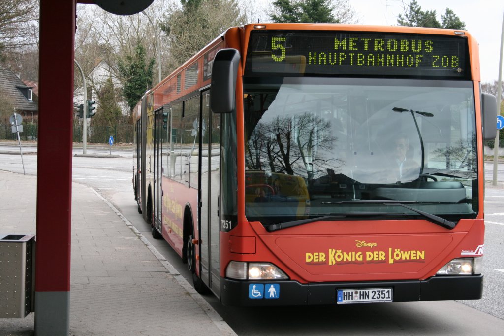 Der auf dem Betriebshof Langenfelde stationierte HHA Gelenkbus vom Typ MB O530 G mit der Nummer 7351 am 5.April 2010 auf der Linie 5 in Niendorf Markt