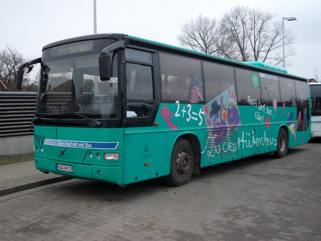 Der aufflligste VOLVO von Rgen,der meist als Schulbus zwischen Binz und Bergen/Rgen fhrt am 21.Januar 2011 in Bergen/Rgen.