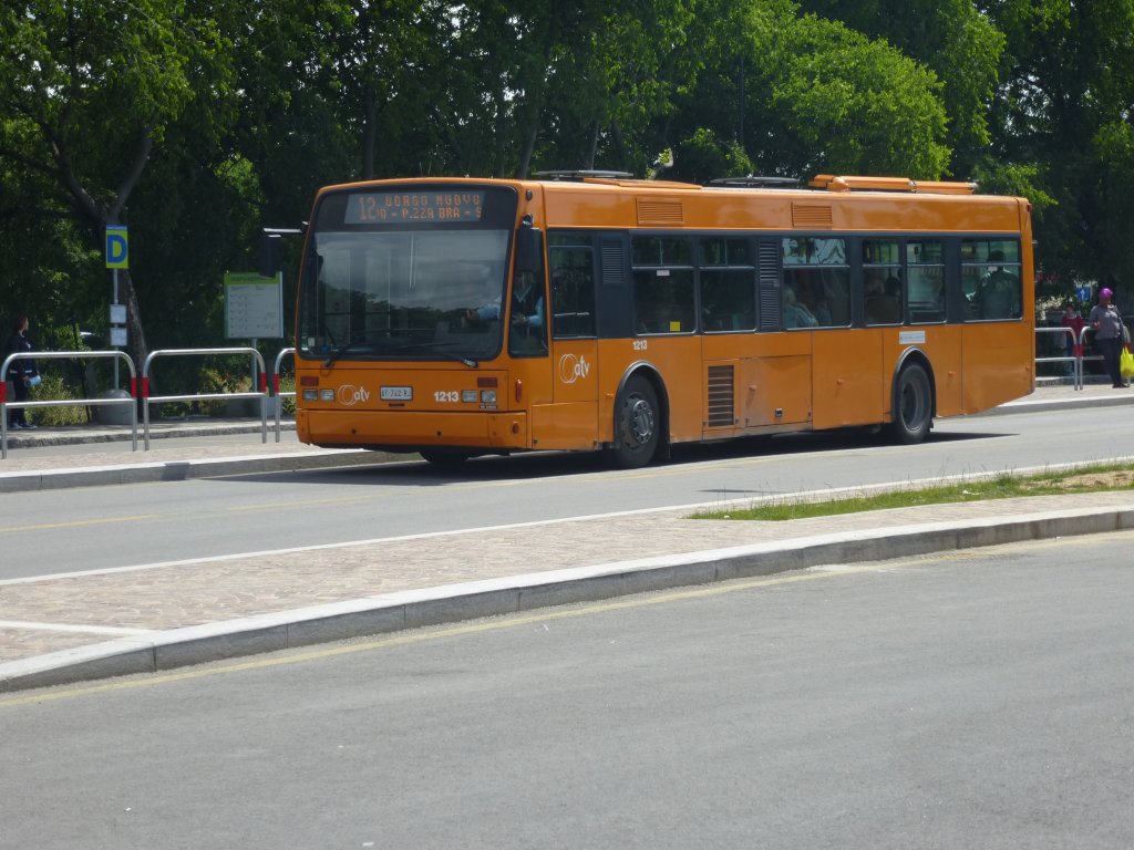 Der Bus 1213 von atv (Italien) fhrt hier am 30.Mai 2013 in Verona.