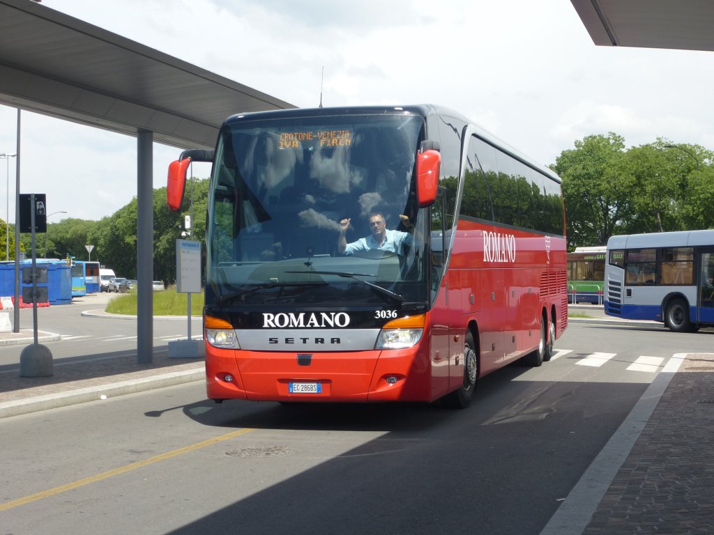 Der Bus 3036 von ROMANO (Italien) fhrt hier am 30.Mai 2013 in Verona.
Den Busfahrer freut es, dass er auch mal fotografiert wird.