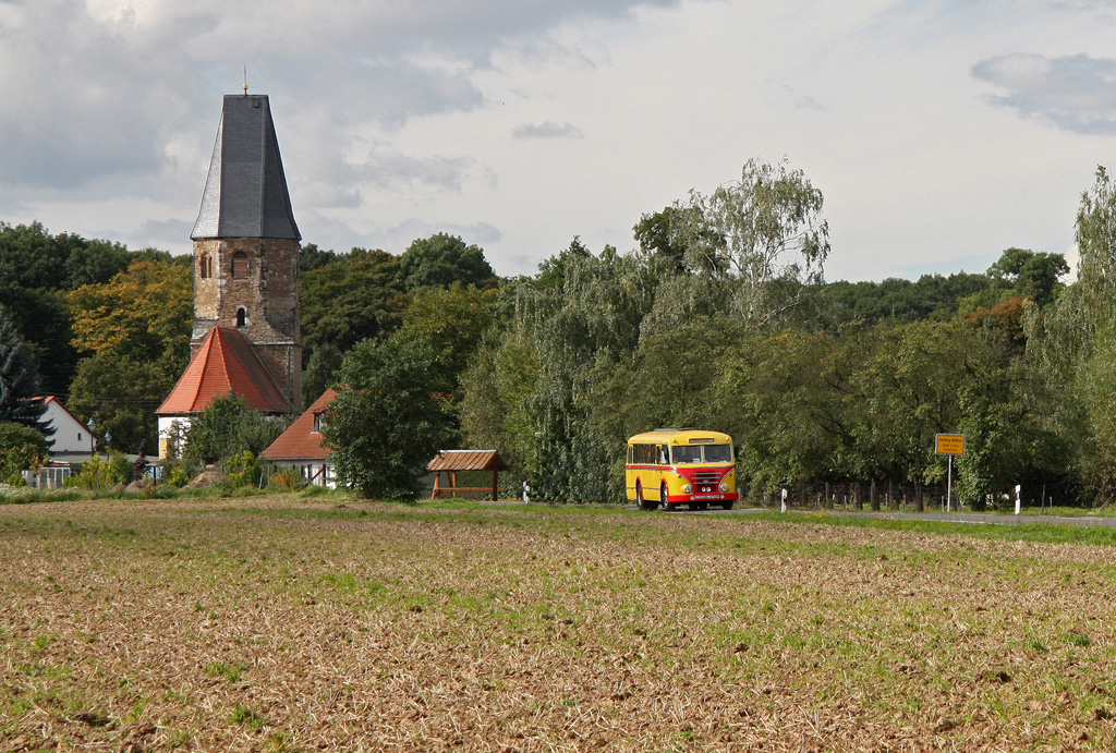 Der Bus mit Baujahr 1956 zeigte sich in Bestform. Hier noch einmal Horburg-Malau mit der evangelischen Kirche im Hintergrund, 18.09.2010. 