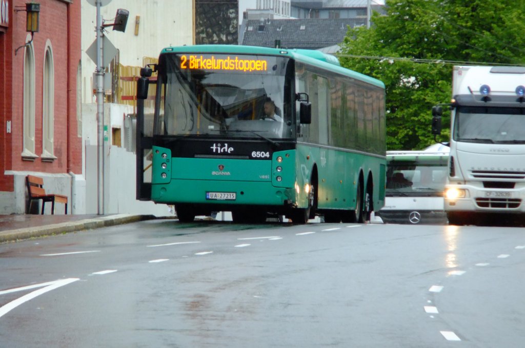 Der Center von Vest fhrt auf Scania-Chassis in grsseren Stckzahlen in mehreren Skandinavischen Stdten. In Bergen sind die Wagen in Grn unterwegs, unter anderem in Schwachlastzeiten oder als HVZ-Verstrker auf der Trolleybuslinie 2. Aufnahme am 7.7.2010 im Zentrum. 