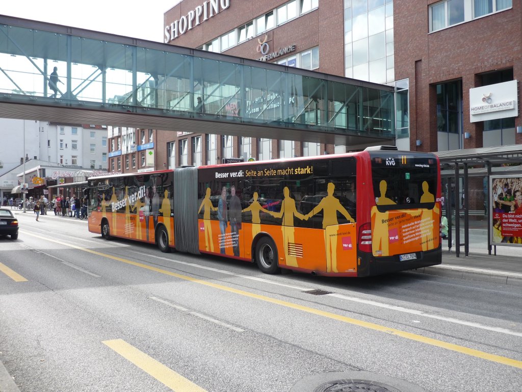 Der Citaro-Gelenkbus der KVG-Kiel nochmal von der Rckseite am ZOB in Kiel.