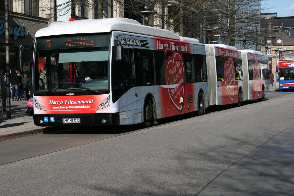 Der Doppelgelenkbus vom Typ Van Hool AGG 300 mit der HHA Nr.8713 am 15.April 2010 auf der Linie 5 in der Mnckebergstr.