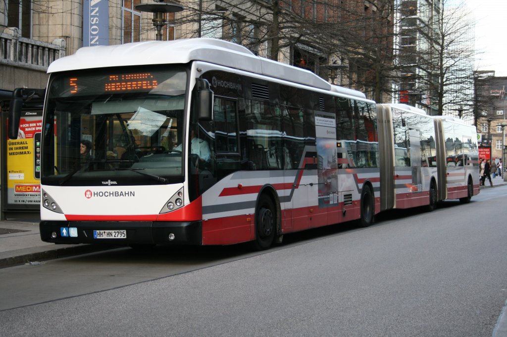 Der Doppelgelenkbus vom Typ Van Hool AGG 300 mit der HHA Nr.8714 am 15.April 2010 auf der Linie 5 in der Mnckebergstr.