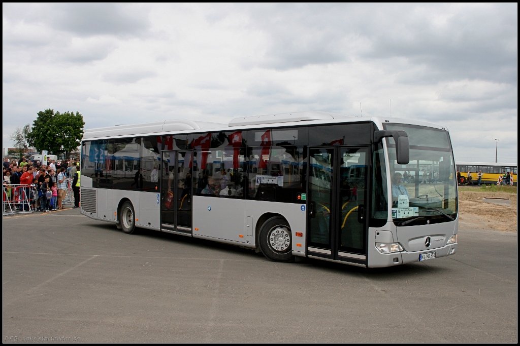 Der im edlem silber-schwarzen Design gehaltene Citaro der Fa. EvoBus GmbH fhrt als Shuttlebus zwischen dem ILA-Gelnde und den Parkpltzen (MA MB 353, Typ O 530 Citaro, gesehen ILA-Bushaltestelle 13.06.2010)