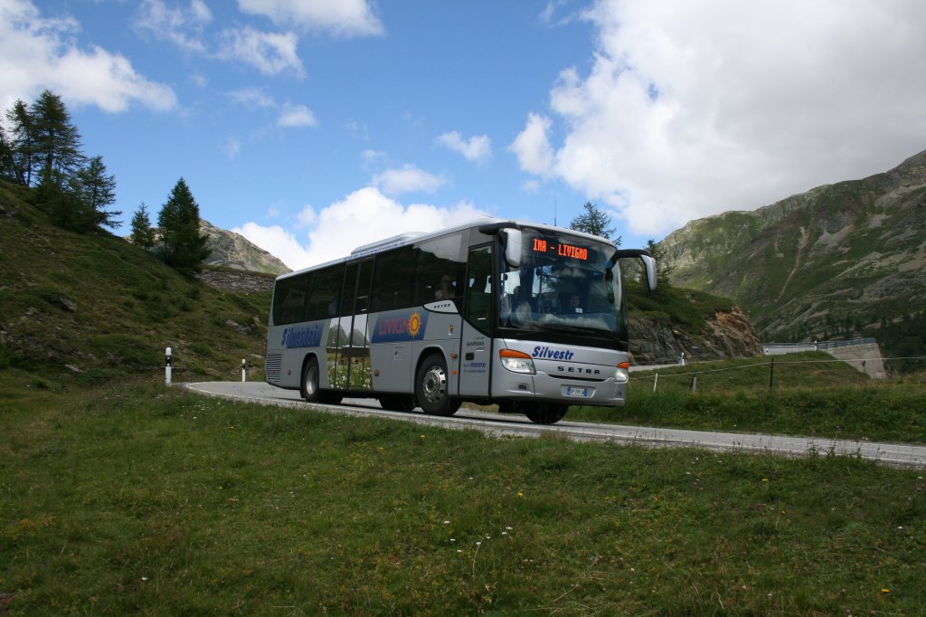 Der erste eigentliche berlandbus von Silvestri, ein Setra 412UL aus 2006 und beschafft fr die Linie Zernez - Livigno, ist inzwischen auch regelmssig am Berninapass anzutreffen. Die Aufnahme entstand am 28.7.2010 wenig oberhalb des Schweizer Zolls in La Motta. 