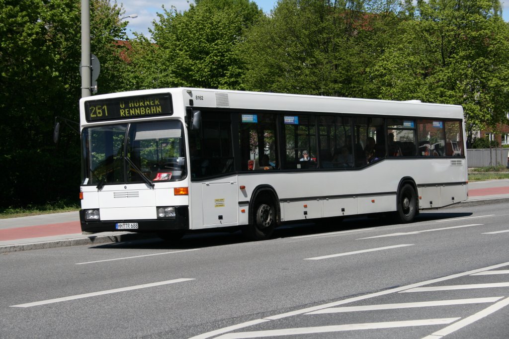 Der ex Travers(TOG) und heute nach der Fusion der Unternehmen von Jasper bernommene MB O405N2 mit der Nummer 8162 am 5.Mai 2010 auf der Linie 261 nach Horner Rennbahn in Barmbek
