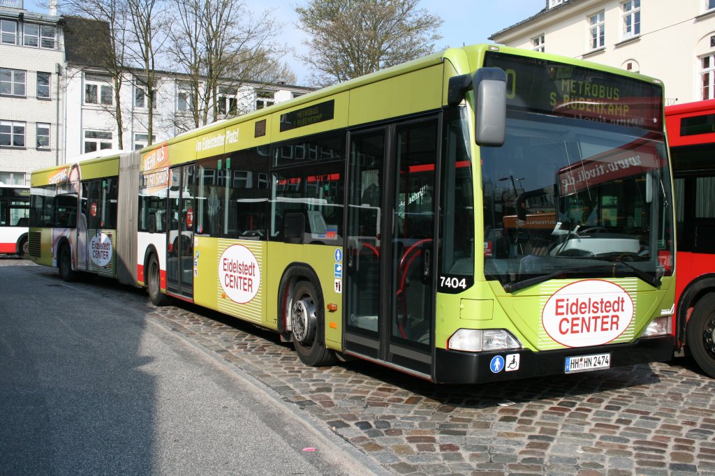 Der Gelenkbus 7404 vom Typ MB O530 G der Hochbahn wartet am 12.April 2010 am Bf.Altona auf seine nchste Fahrt auf der Linie 20 nach S Rbenkamp.